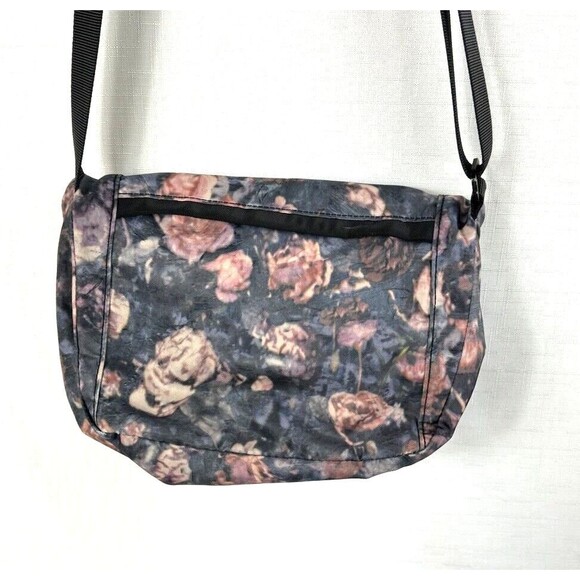 Lululemon Festival Crossbody Bag II 5L Frosted Rose Multi Black Full Zip - Picture 2 of 14
